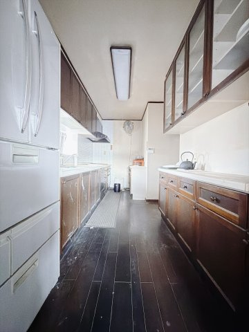【中古戸建】高崎市剣崎町のキッチン|■キッチン｜ワークトップの幅が広く、お子様といっしょにお料理をつくったり、ちょっとしたパーティーも楽しめます。フラットなのでお掃除がしやすいのもポイントです♪