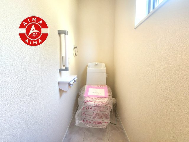 福岡市西区生松台1丁目第1-2棟（1号棟）の内観：施工例|温水洗浄便座を完備しております。2ヶ所にトイレがあるのは朝の慌ただしい時間も安心です。