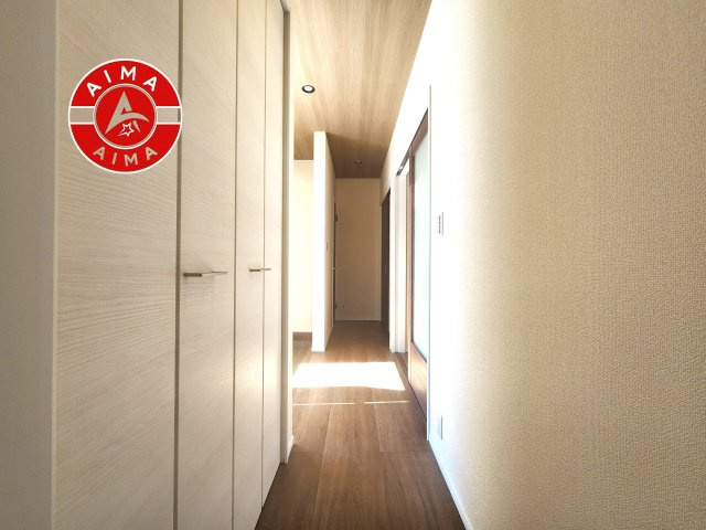 福岡市西区生松台1丁目第1-2棟（1号棟）の内観：施工例|段差のないフラットな廊下は、小さなお子様やご高齢の方にも安心のバリアフリー仕様。各居室へのアクセスがスムーズで、無駄のない生活動線が日々の暮らしを軽やかにサポートします。