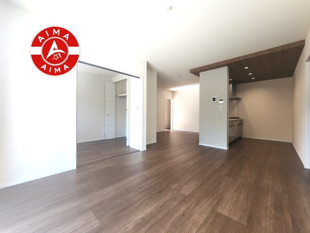 福岡市西区生松台1丁目第1-2棟（1号棟）の内観：施工例|キッチンからリビングをしっかり確認できます。家族の笑顔があふれる空間になりそうですね。