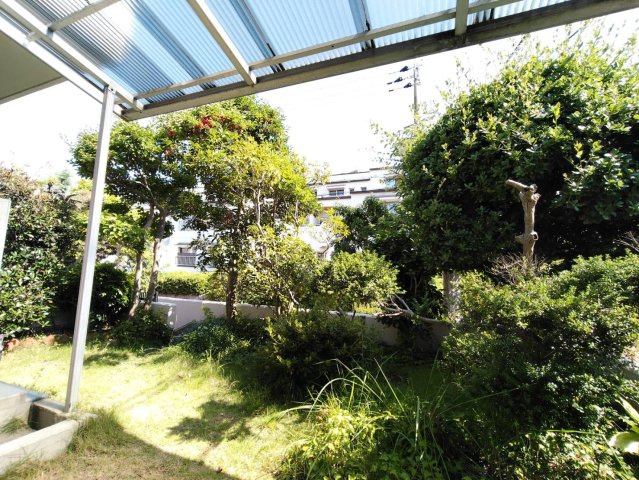 赤坂台B住宅14号棟の庭|南向きの専用庭