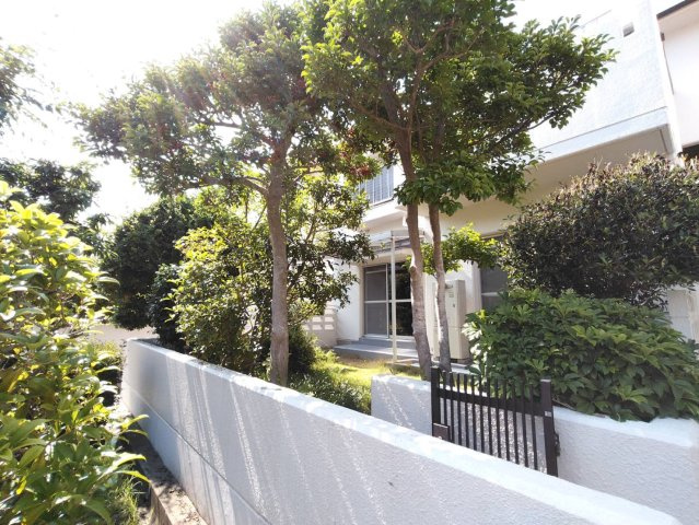 赤坂台B住宅14号棟の庭|南向きの専用庭