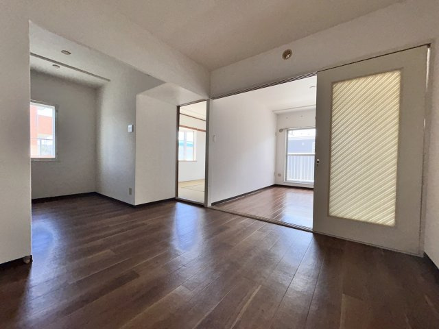 あきる野市秋川４丁目の賃貸マンションの居間・リビング