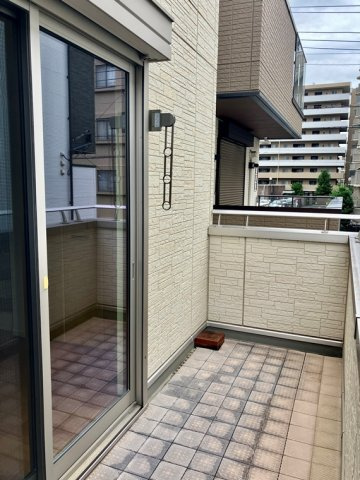 辻戸建のバルコニー|外からの目が気にならないバルコニーで洗濯物が干せます