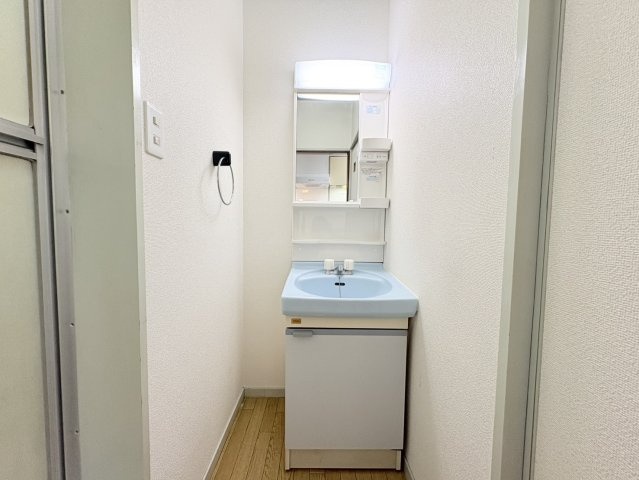 熊本市北区清水亀井町のアパートの独立洗面台|朝の支度にも助かる、独立の洗髪洗面化粧台