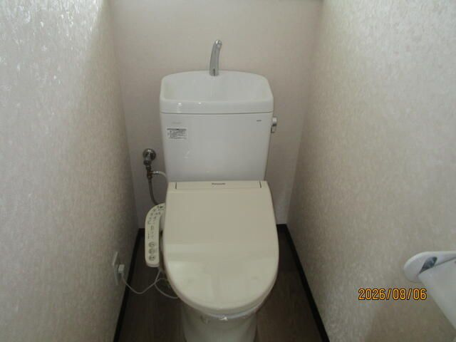 クラールハイツＢのトイレ|落ち着いた色調のトイレです