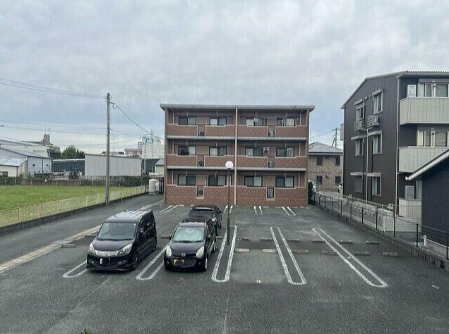 エスト壱番館の駐車場