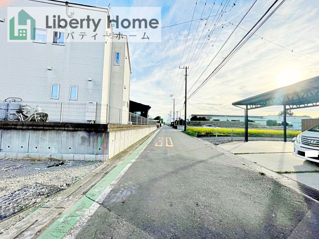 稲敷郡阿見町阿見第7　新築戸建　2号棟の前面道路含む現地写真