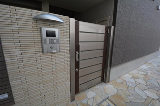フジパレス宝塚南1番館のエントランス