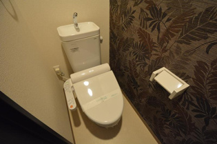 温水洗浄便座付きのトイレです♪