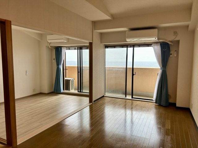 ライオンズマンション片瀬白田の居間・リビング|洋室と続き間になっており、解放感があります。