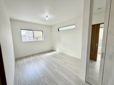 【洋室】 | 毛穴町　中古一戸建 | ２面採光の居室ありますよ♪明るく風通しの良い室内に気持ちも明るくなりますね！