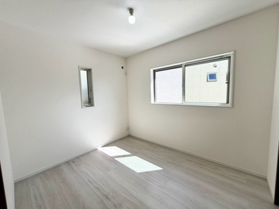 【洋室】 | 毛穴町　中古一戸建 | 八田荘第二こども園まで徒歩９分ですので、小さなお子様のいるご家庭も安心ですね♪