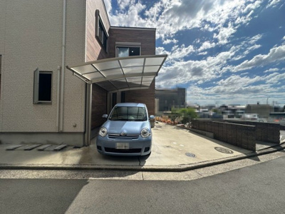 【駐車場】 | 毛穴町　中古一戸建 | カーポートもありますよ！愛車が濡れにくく嬉しいですね♪資料請求だけでもお気軽にお問い合わせ下さいませ♪