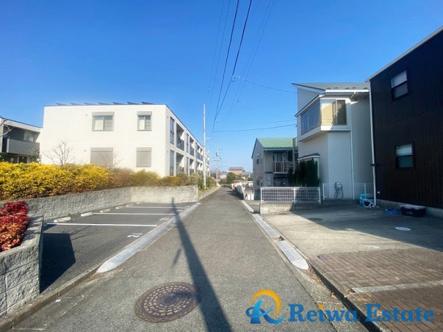 中古戸建　藤沢市大庭の前面道路含む現地写真