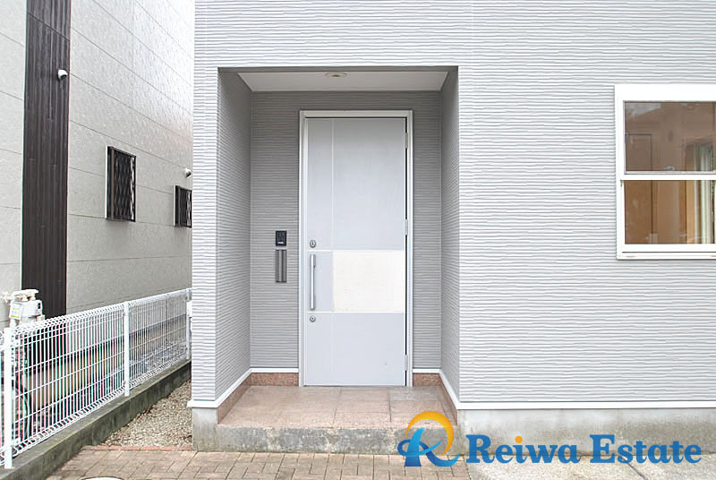 中古戸建　藤沢市大庭の玄関