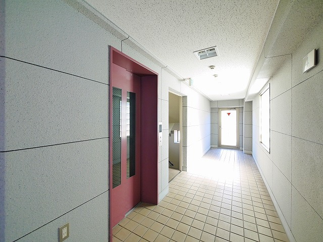 アイリスハイツ7号館のエントランス