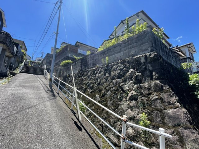 柳谷町戸建の前面道路含む現地写真|本物件敷地の目の前までは車で進入可能です。