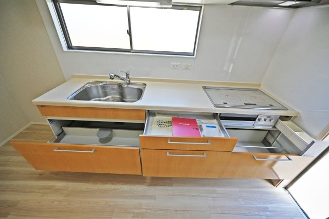 摂津市鳥飼西4丁目中古一戸建て│4LDK+駐車2台可のキッチン|収納力のあるシステムキッチンで、散らかりがちなキッチンも整然と使えます。