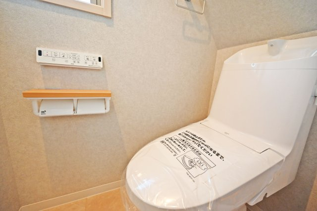 摂津市鳥飼西4丁目中古一戸建て│4LDK+駐車2台可のトイレ|トイレにはウォシュレット機能が付いており、清潔で心地よくご利用いただけます。