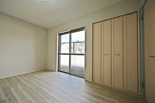 摂津市鳥飼西4丁目中古一戸建て│4LDK+駐車2台可の洋室|1階洋室約6帖
フローリングで統一された居室で、掃除もしやすく快適にお使いいただけます。