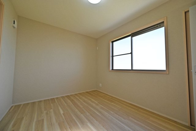 摂津市鳥飼西4丁目中古一戸建て│4LDK+駐車2台可の洋室|3階洋室約6帖
どんなインテリアにも馴染みやすいシンプルな洋室。家具の配置もしやすいです。