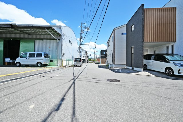摂津市鳥飼西4丁目中古一戸建て│4LDK+駐車2台可の内装|ゆとりのある間口に加え、前面道路も広々としているため、お車の出し入れがスムーズに行えます。