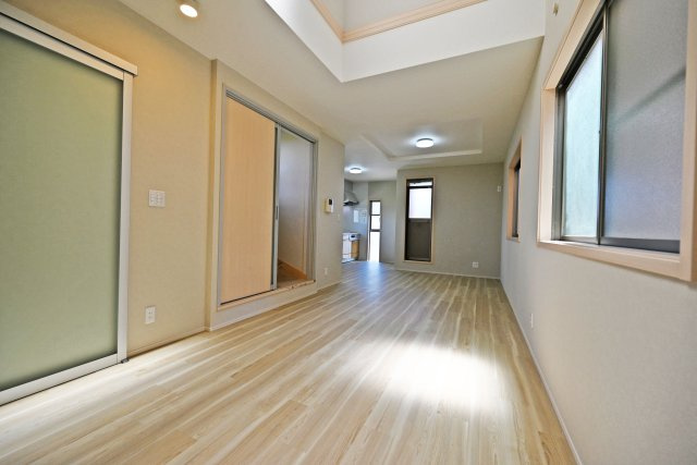 摂津市鳥飼西4丁目中古一戸建て│4LDK+駐車2台可の居間・リビング|日当たり・風通しともに良好な2階リビングを採用。外からの視線が届きにくく、明るさとプライバシーを兼ね備えた快適な住空間です。