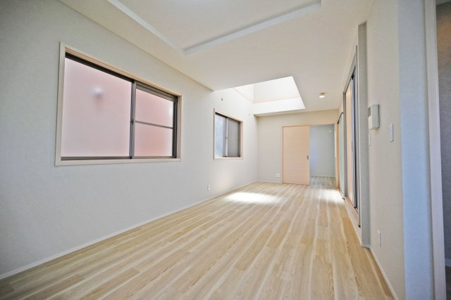 摂津市鳥飼西4丁目中古一戸建て│4LDK+駐車2台可の居間・リビング|家具の配置自由度が高く、お好みのインテリアコーディネートを楽しめる空間です。