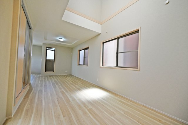 摂津市鳥飼西4丁目中古一戸建て│4LDK+駐車2台可のダイニング|すっきりとした広さを活かし、ご家族でのくつろぎ時間からご友人を招いてのホームパーティまで幅広くお使いいただけます。