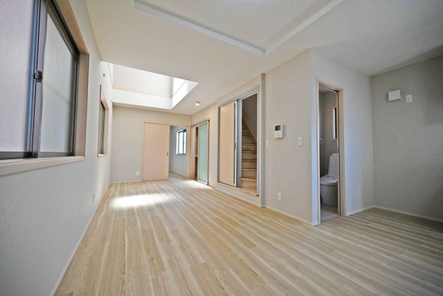 摂津市鳥飼西4丁目中古一戸建て│4LDK+駐車2台可のダイニング|家具配置のしやすさと収納力を兼ね備えた、使い勝手の良い空間です。
