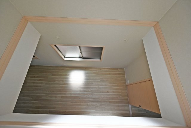 摂津市鳥飼西4丁目中古一戸建て│4LDK+駐車2台可の内装|リビング上部の吹き抜けが、明るく開放的な空間を演出します。