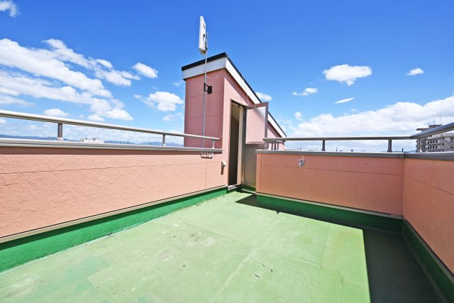 摂津市鳥飼西4丁目中古一戸建て│4LDK+駐車2台可のバルコニー|屋上バルコニーから望む眺望が魅力で、晴れた日にはチェアを置いてくつろぐのもおすすめです。