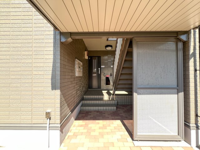 ドルフ東久万のエントランス