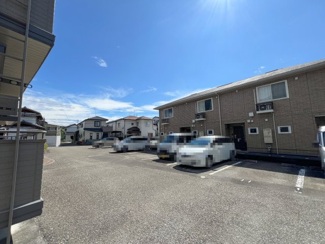 ドルフ東久万の駐車場