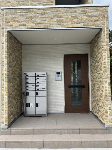川崎市麻生区高石１丁目のアパートのエントランス
