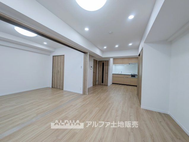 日神パレス立川の居間・リビング|【Bright & Spacious Living】◆約12.3帖のLDK◆
洋室とつながるLDKは、食事やくつろぎの時間を心地よく過ごせる住空間です。