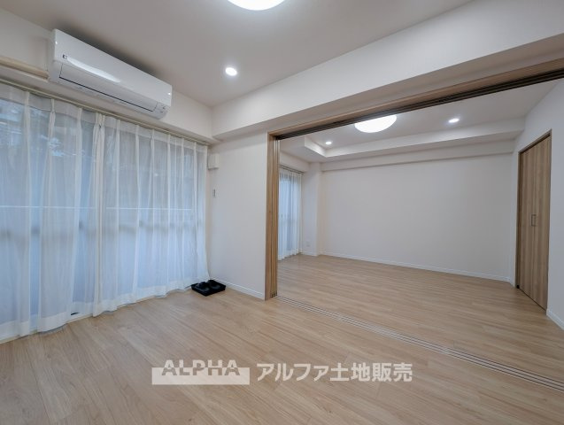 日神パレス立川の居間・リビング|【Relaxing Living】◆暮らしの中心となるLDK◆
新規内装リフォームで生まれ変わる約12.3帖のLDK。家具選びやレイアウトも楽しめます。