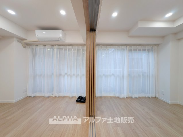 日神パレス立川の居間・リビング|【Feel the Light & Breeze】◆バルコニーに面したLDK◆
開口部から光や風を取り込める設計。毎日の食事からくつろぎまで心地よく過ごせます。