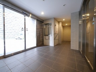 ルメイユ横浜関内のエントランス