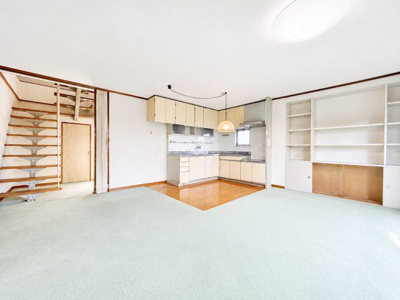 【居間・リビング】 | ◆町田市小野路町　中古戸建◆ | ◆家族で食卓を囲むダイニングスペースと、ソファでゆったりくつろぐリビングスペースがしっかり区切られているので家具の配置や用途を使いわけしやすいです。