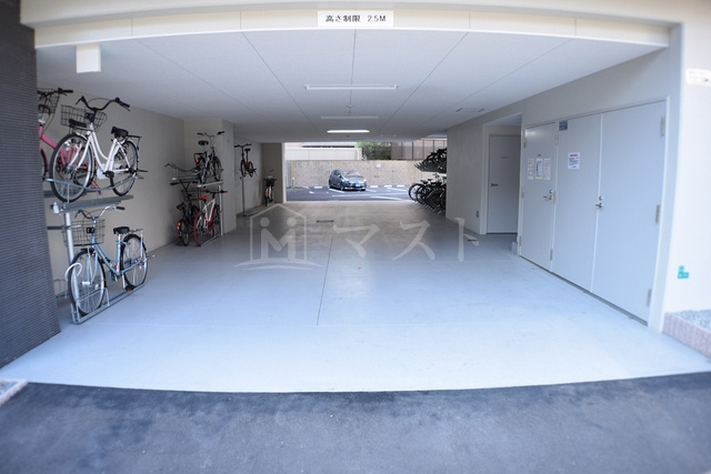 エスリード難波グレイスの駐車場