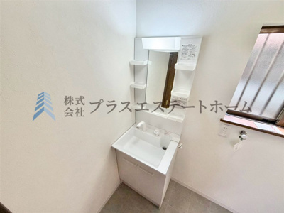 【独立洗面台】 | 長田区久保町3丁目戸建 | 大型洗面器は、洗顔・洗髪はもちろん、つけ置き洗いなどにも便利です♪
