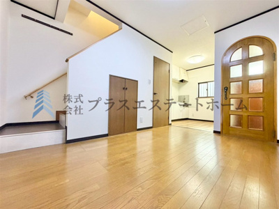 【居間・リビング】 | 長田区久保町3丁目戸建 | リビング階段なのでご家族とのコミュニケーションアップ♪