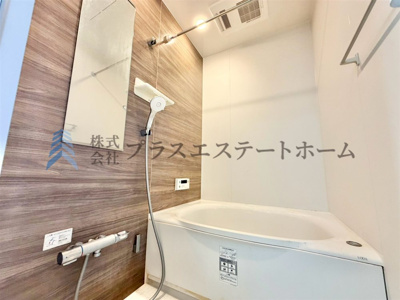 【浴室】 | 長田区久保町3丁目戸建 | 優しい色合いのアクセントパネルでリラックス感が漂います♪浴室乾燥機が搭載されています♪