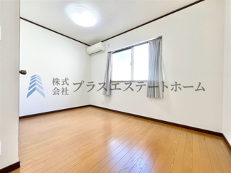 【洋室】 | 長田区久保町3丁目戸建 | 木目調のフローリング材でナチュラルな見た目のため暖かく落ち着いた雰囲気のお部屋です♪