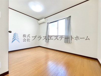 【洋室】 | 長田区久保町3丁目戸建 | 木目調のフローリング材でナチュラルな見た目のため暖かく落ち着いた雰囲気のお部屋です♪