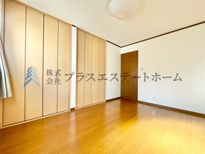 【洋室】 | 長田区久保町3丁目戸建 | 居室にはクローゼットを完備♪自由度の高い家具の配置が叶うシンプルな空間です♪