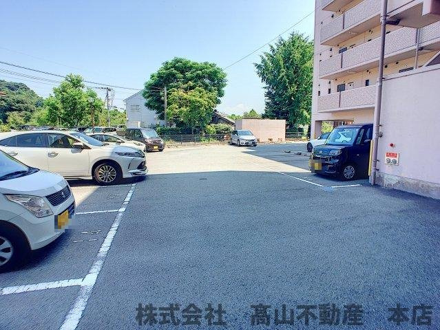 宗像市石丸１丁目の賃貸マンションの駐車場
