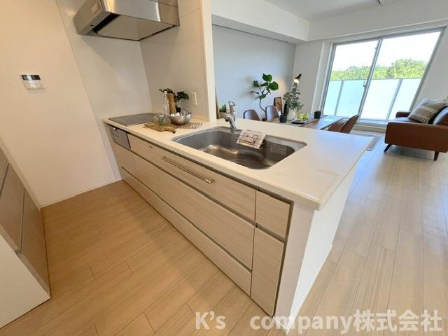 茅ヶ崎市汐見台　リストレジデンス茅ヶ崎海岸のキッチン|小さなお子様のいるご家庭は見守りながら家事ができます◇